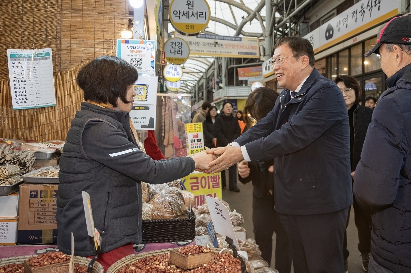 지난 4일 김경호 광진구청이 자양전통시장을 방문해 상인들과 인사를 나누고 있다.