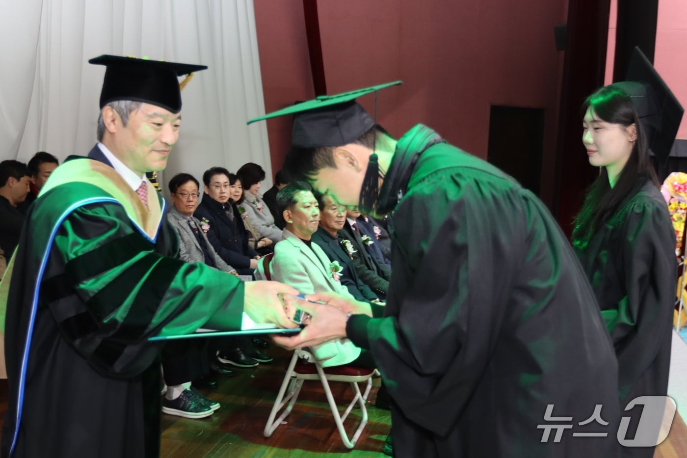 이승환 구미대 총장이 6일 '제33회 학위수여식'에서 졸업생에게 학위증서를 전달하고 있다.(구미대 제공. 재판매 및 DB금지)/뉴스1