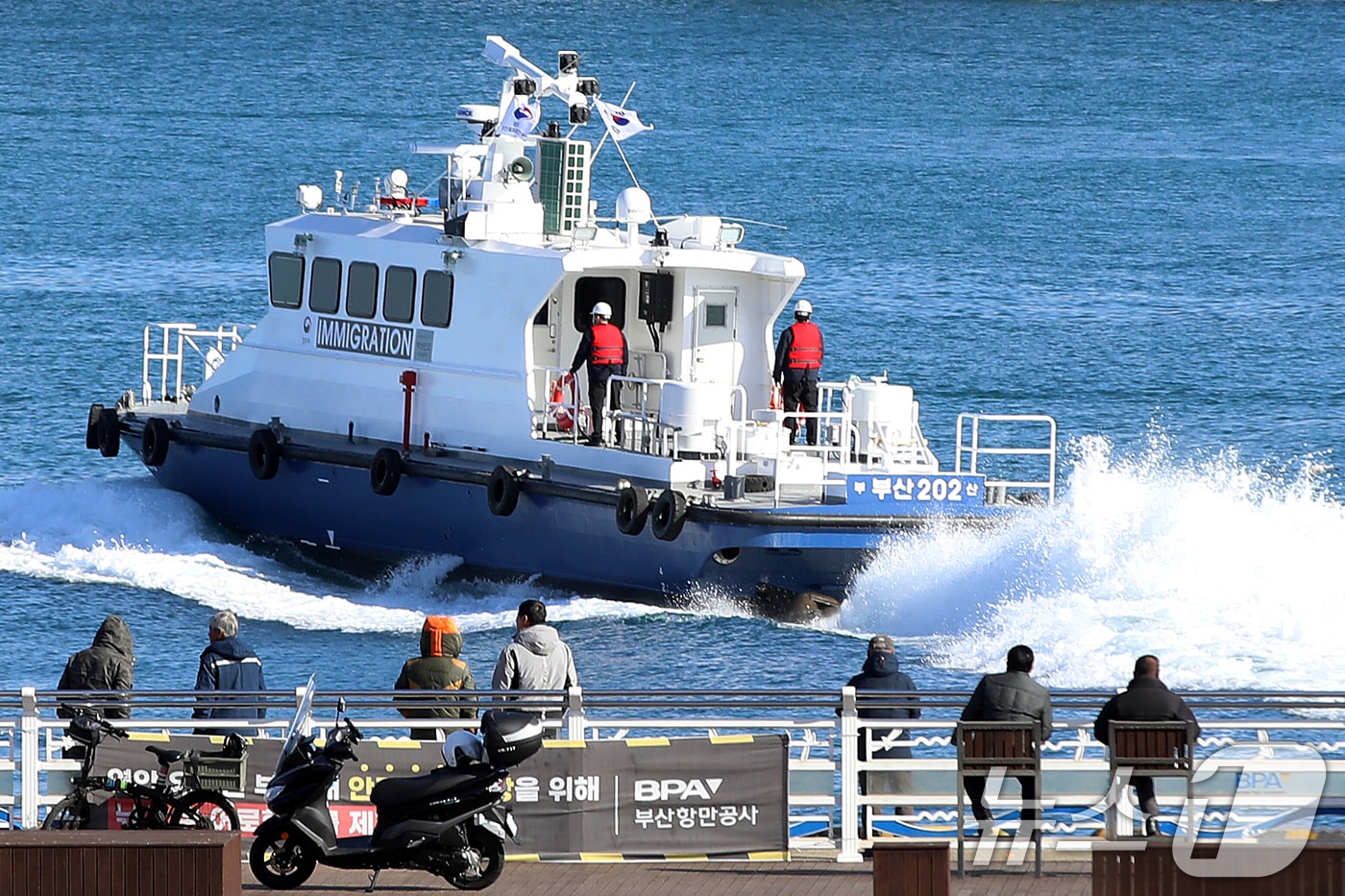 6일 오후 부산항 연안유람선부두에서 법무부 부산출입국·외국인청 신조 1호 감시정 '부산진호' 취항식이 열린 가운데 부산진호가 부산앞바다를 항해하고 있다.2026.2.6 / ⓒ 뉴스1 윤일지 기자