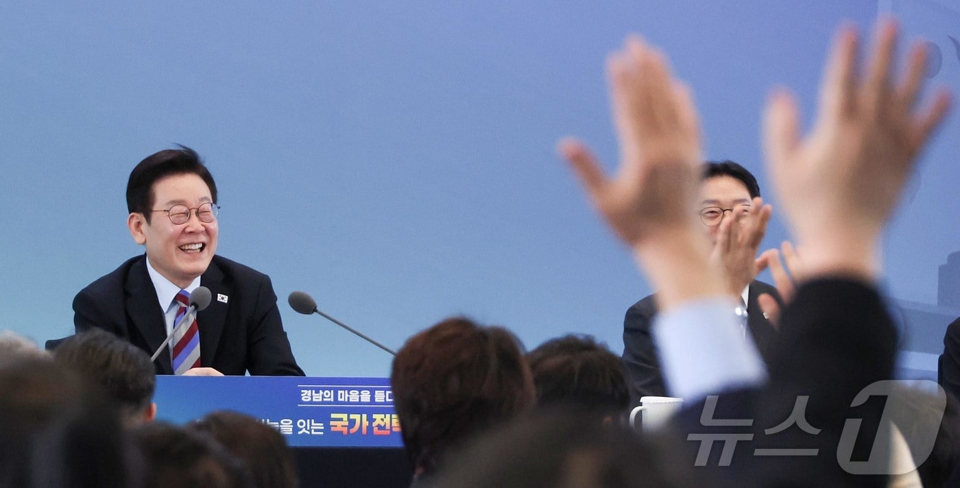 이재명 대통령이 지난 6일 창원 성산구 창원컨벤션센터에서 열린 '경남의 마음을 듣다' 타운홀미팅 간담회에서 참석자들의 발언권 요청을 받고 있다. (청와대통신사진기자단) 2026.2.6 ⓒ 뉴스1 이재명 기자