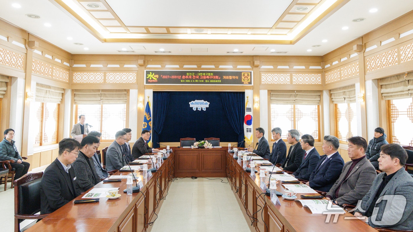 김윤철 합천군수와 정몽규 대한축구협회장 등이 6일 합천영상테마파크 청와대 세트장에서 춘·추계 전국고등축구대회 개최를 논의하고 있다(합천군 제공. 재판매 및 DB금지).