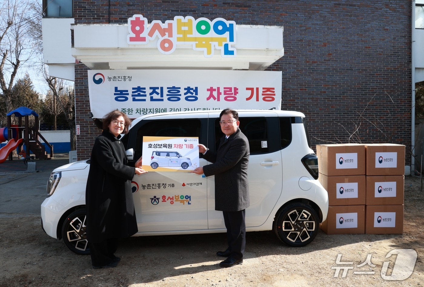 이승돈 농촌진흥청장(오른쪽)과 나소양 호성보육원장이 6일 차량 행사 기증 기념사진을 촬영하고 있다. (농촌진흥청 제공. 재판매 및 DB금지) 2026.2.6 /뉴스1