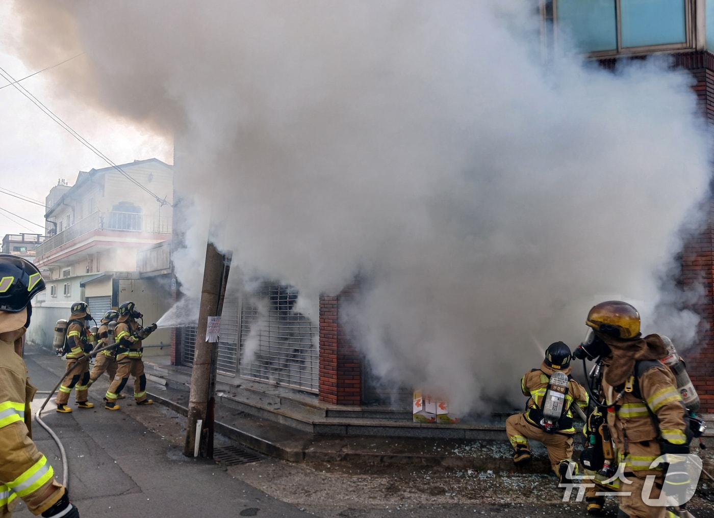  6일 오전 11시22분쯤 경북 포항시 북구 죽도동의 한 상가 건물 1층에서 불이 나 연기가 치솟고 있다.(포항북부소방서 제공, 재판 및 DB금지) 2026.2.6/뉴스1