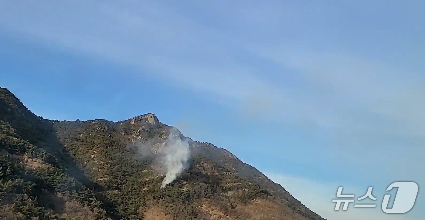6일 오후 4시15분쯤 경북 의성군 가음면 장리의 야산에서 불이 나 연기가 피어오르고 있다.(산림청 제공. 재판매 및 DB 금지)2026.2.6/뉴스1