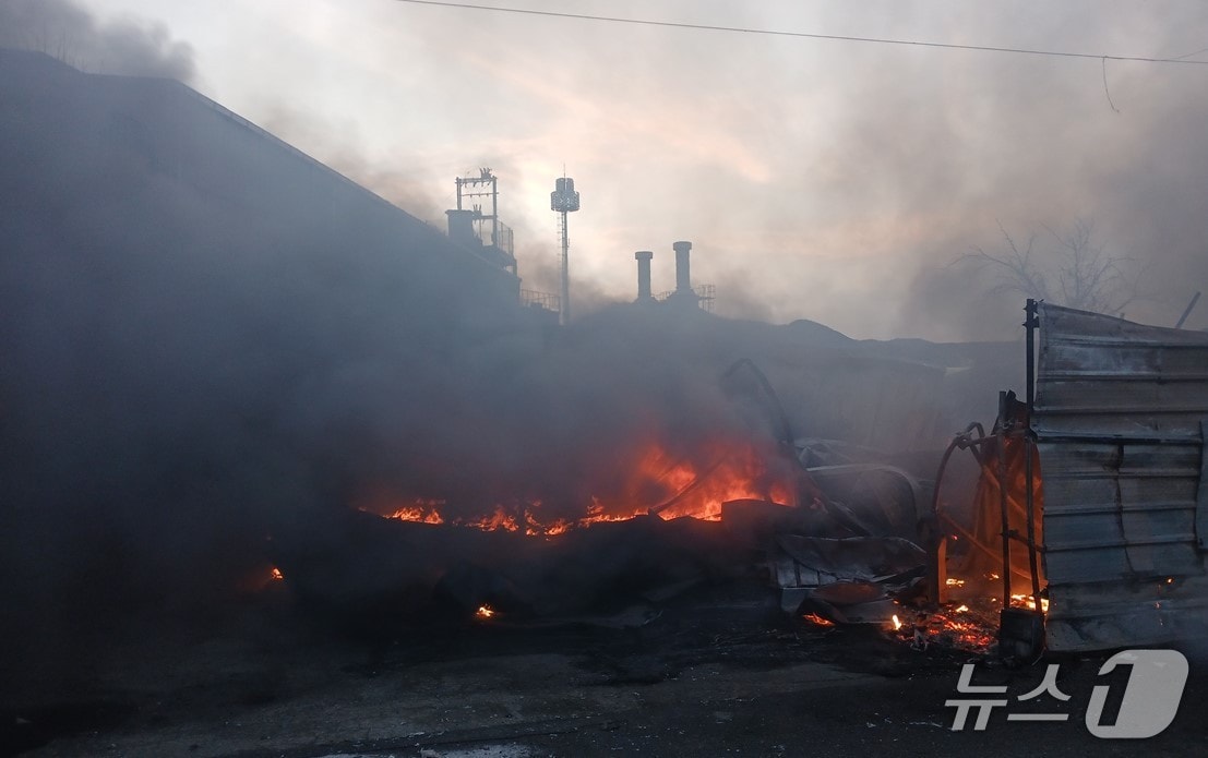 6일 오후 4시 58분쯤 경북 칠곡군 북삼읍 율리 한 공장에서 불이 나 소방 대원들이 진화하고 있다.(경북소방본부 제공. 재판매 및 DB 금지)2026.2.6/뉴스1