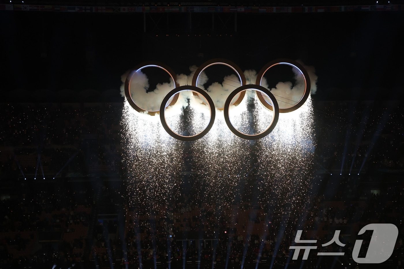 6일 오후(현지시간) 이탈리아 밀라노 산시로 올림픽 스타디움에서 열린 2026 밀라노·코르티나담페초 동계올림픽대회 개회식에서 이탈리아 알파인 스킨 레전드 데보라 콤파뇨니, 엘베르토 톰바가 성화를 점화하자 오륜기 로고 조형물에서 불꽃이 터지고 있다. 2026.2.7 ⓒ 뉴스1 김성진 기자