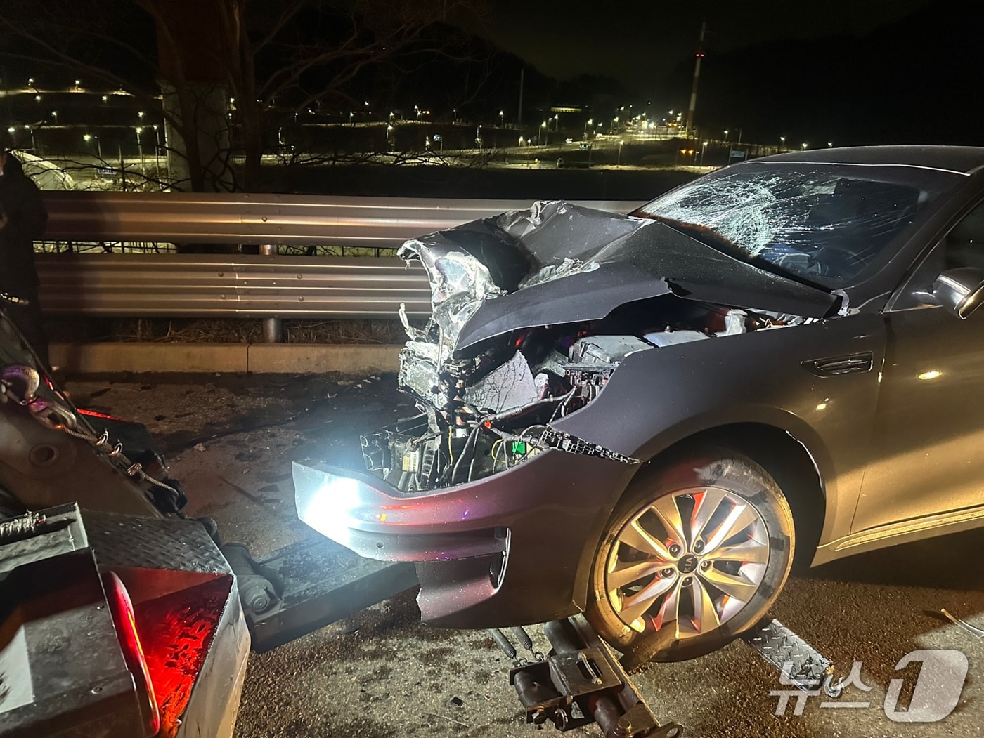 7일 오전 4시 2분쯤 양산시 동면 경부고속도로 서울방향 양산휴게소 부근에서 연쇄 추돌 사고가 발생했다. 사진은 사고 차량 모습.(부산경찰청 제공. 재판매 및 DB금지)