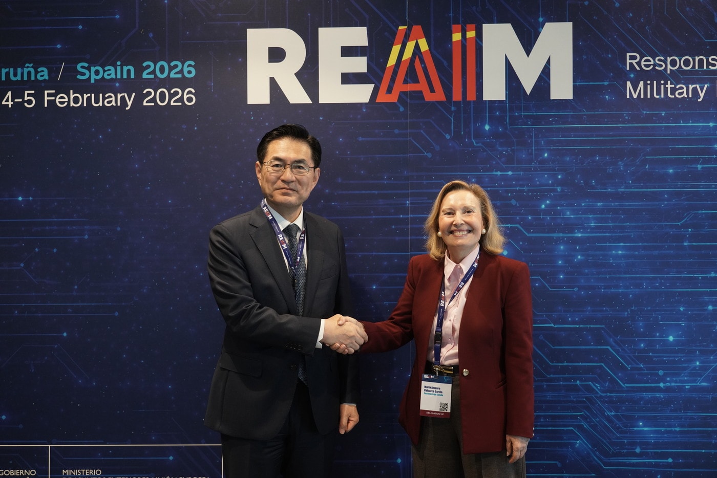 정연두 외교전략본부장이 마리아 암파로 발카르세 가르시아 스페인 국방차관과 대화하고 있다.(외교부 제공)