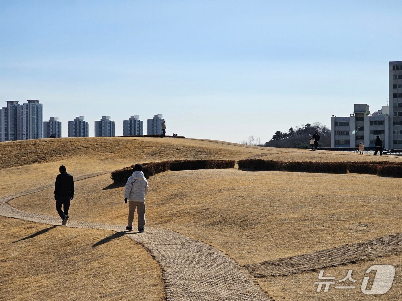 7일 오후 김해 대성동고분군을 찾은 시민들이 산책하고 있다. 2026.2.7 ⓒ 뉴스1 박민석 기자