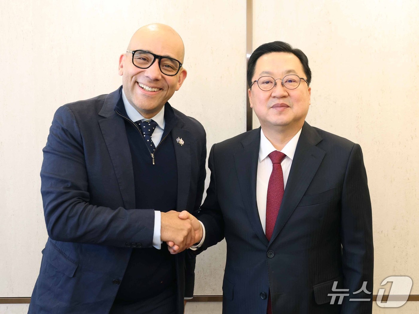 이장우 대전시장(오른쪽)과 크리스토퍼 스키트 캐나다 퀘백주 대외관계부 장관이 7일 면담을 갖고 기념사진을 촬영하고 있다.(대전시 제공) /뉴스1