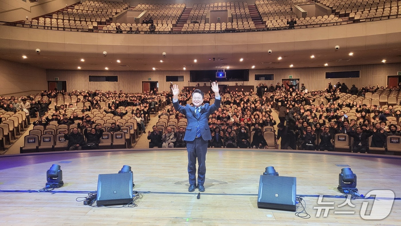 7일 강원대학교 백령아트센터에서 열린 북콘서트에서 육동한 춘천시장이 지지자들과 기념촬영을 하고 있다.(독자 제공, 재판매 및 DB금지)