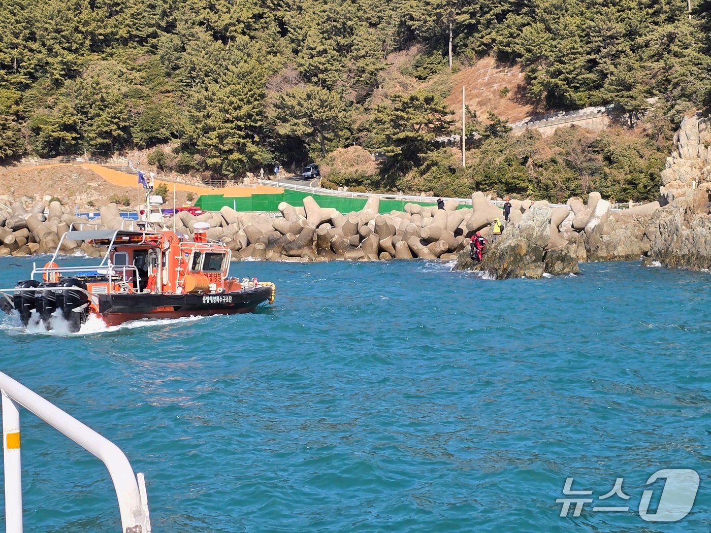 7일 오후 1시 39분쯤 부산 영도구 곤포유람선 선착장 인근 갯바위에 고립된 70대를 해경이 구조하고 있다.(부산해경 제공. 재판매 및 DB금지)