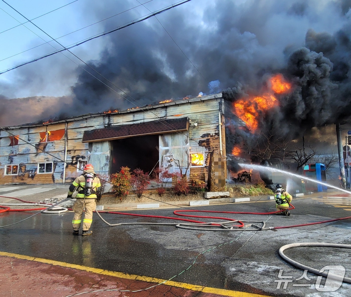 7일 오전 10시 24분쯤 김해시 대동면 주동리의 한 단열재 보관 창고에서 불이나 소방관들이 진화에 나서고 있다.(경남소방본부 제공. 재판매 및 DB금지)