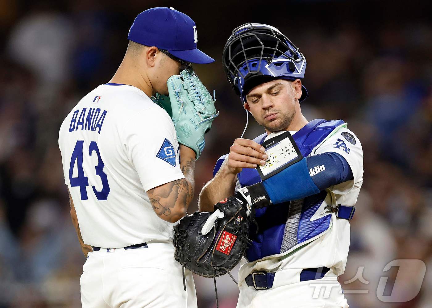 투수 앤서니 반다(왼쪽)는 벤 로트베트(오른쪽)의 합류로 LA 다저스를 떠나게 됐다. ⓒ AFP=뉴스1