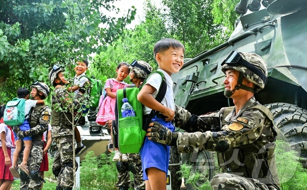 (평양 노동신문=뉴스1) = 북한 노동당 기관지 노동신문은 8일 "아마도 이 땅에 사는 사람치고 군대덕을 입지 않은 사람은 없을 것＂이라며 ＂우리 군대는 인민을 지키고 받들어야 할 사명을 군인 선서에만이 아니라 자기의 고귀한 피땀이 깃든 혁혁한 군공과 전설적인 위훈으로써 이 땅에 새겨놓았다＂고 선전했다. [국내에서만 사용가능. 재배포 금지. DB 금지. For Use Only in the Republic of Korea. Redistribution Prohibited] rodongphoto@news1.kr