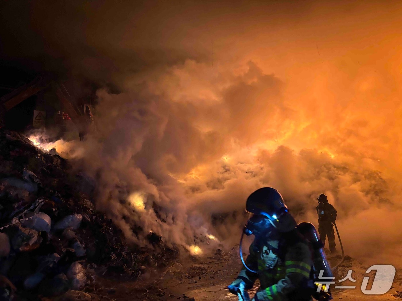 8일 오전 6시 1분쯤 강원 원주시 지정면 보통리의 한 폐기물 처리시설에서 불이 난 가운데, 소방 당국이 인력 40여 명과 장비 10여 대를 동원해 진화 작업에 나서고 있다. (강원도소방본부 제공. 재판매 및 DB금지) 2026.2.8/뉴스1