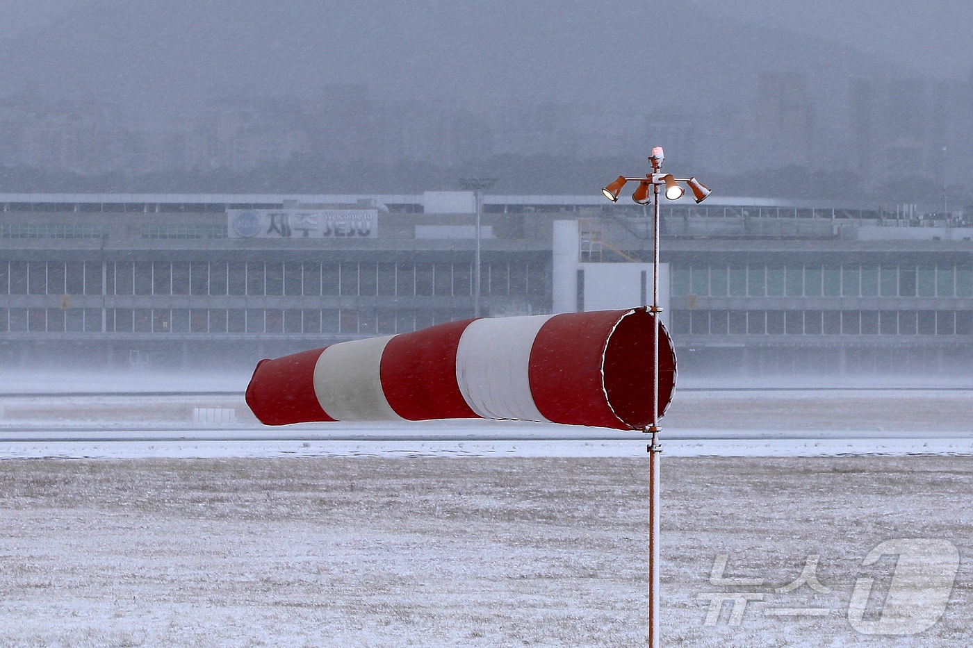 8일 오전 활주로 운영이 중단된 제주국제공항에 강풍이 몰아치고 있다. 2026.2.8 ⓒ 뉴스1 오미란 기자