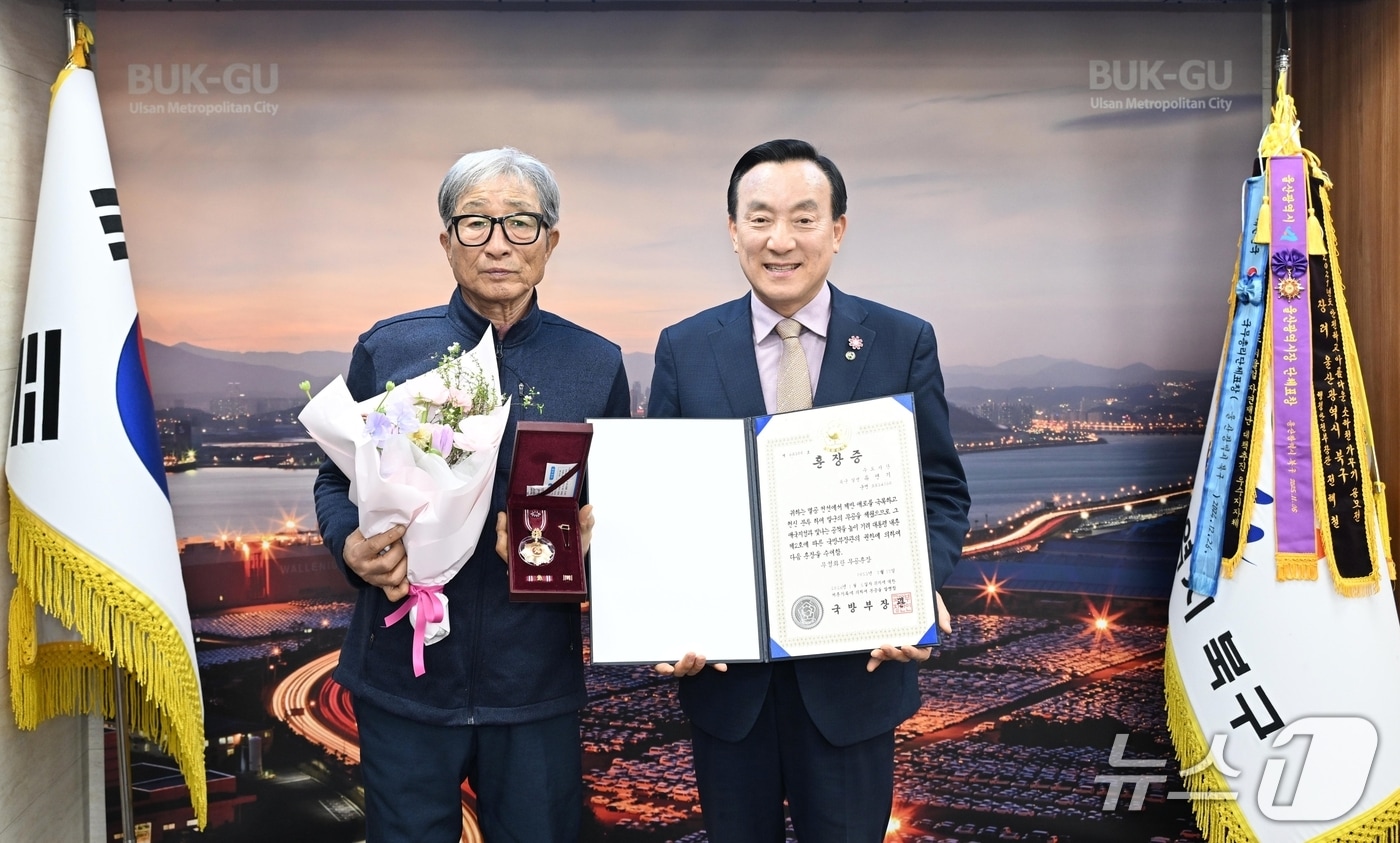 울산 북구는 지난 6일 구청장실에서 6·25전쟁 참전 유공자인 고 유연기 일병의 조카 유원화 씨에게 무성화랑 무공훈장과 훈장증을 전수했다.(울산 북구 제공. 재판매 및 DB금지)/뉴스1