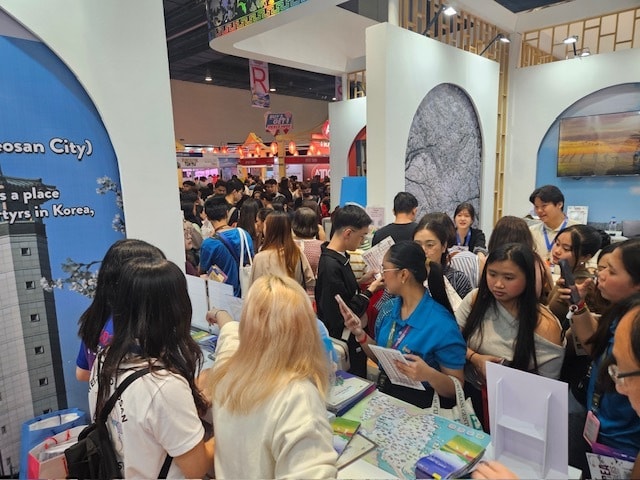'2026 트래블 투어 엑스포' 행사장 내 충남도 부스에 몰려든 필리핀 현지인들 모습.(충남도 제공. 재판매 및 DB금지)/뉴스1