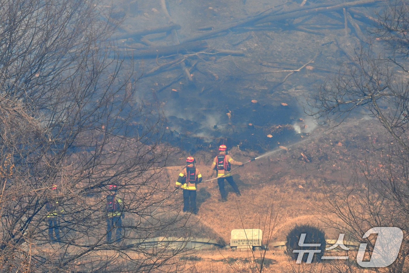 8일 오전 경북 경주시 문무대왕면 입천리에서 발생한 산불이 강풍을 타고 확산되고 있는 가운데 소방과 산림당국이 진화 작업을 벌이고 있다. 2026.2.8 ⓒ 뉴스1 최창호 기자