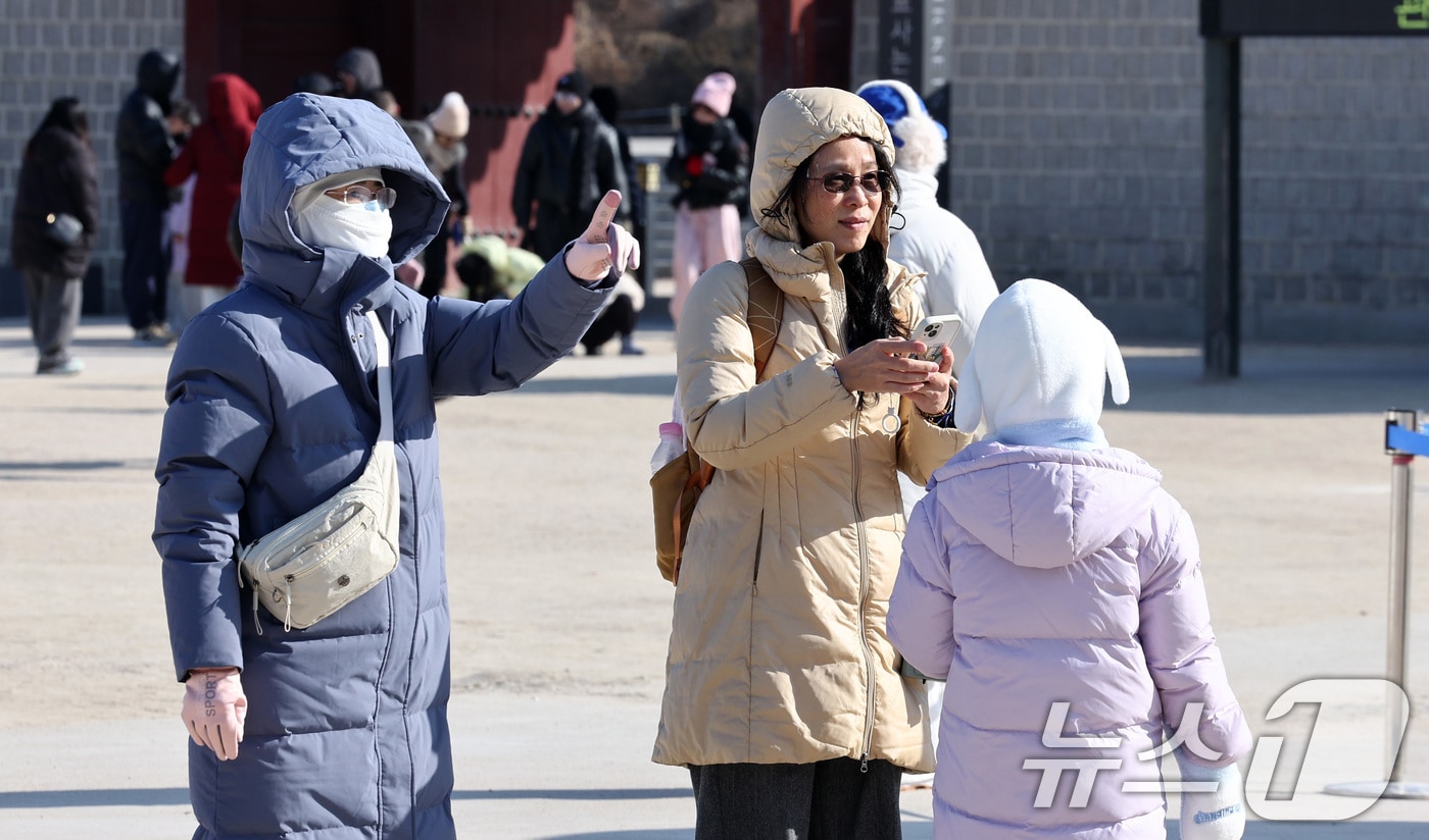 서울 종로구 경복궁에서 관람객들이 발걸음을 옮기고 있다. 2026.2.8 ⓒ 뉴스1 최지환 기자