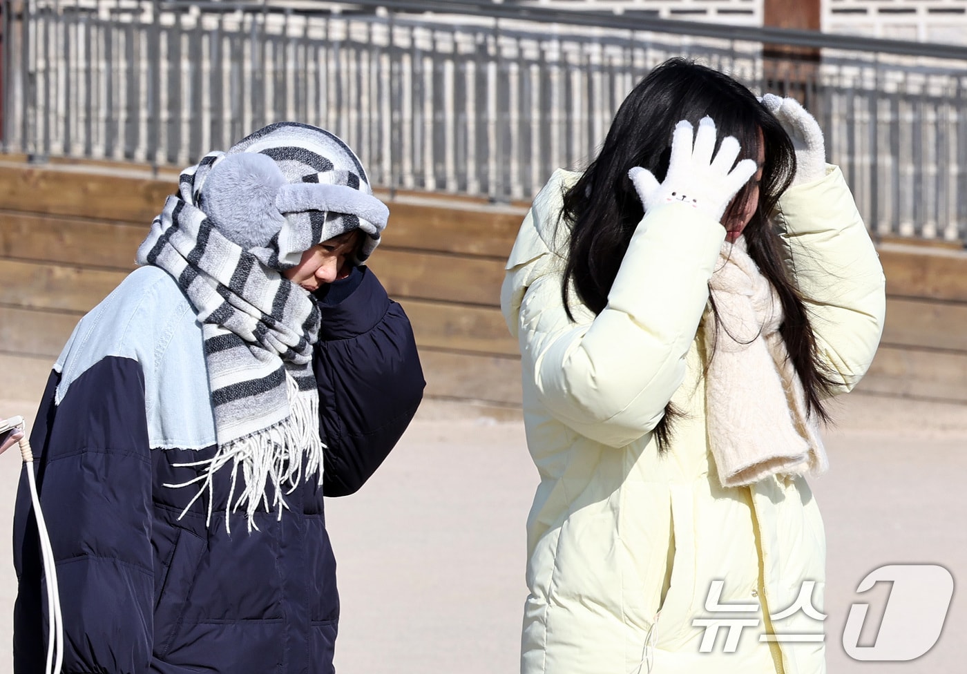 북서쪽에서 남하한 찬 공기 영향으로 사흘째 한파가 이어지는 가운데 8일 서울 종로구 경복궁에서 관람객들이 발걸음을 옮기고 있다. 2026.2.8 ⓒ 뉴스1 최지환 기자