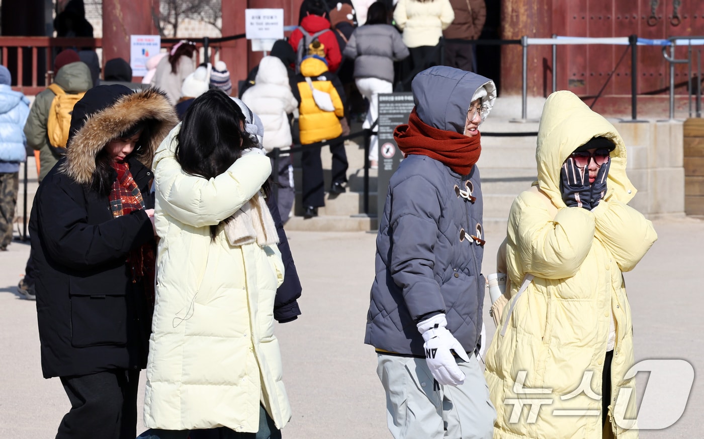 서울 종로구 경복궁에서 관람객들이 발걸음을 옮기고 있다.(사진은 기사 내용과 무관함) / 뉴스1 ⓒ News1