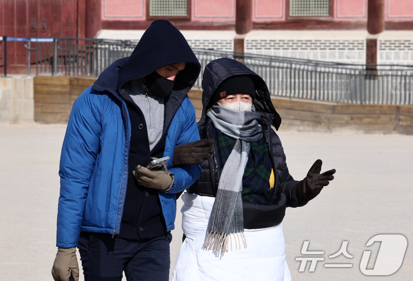 서울 종로구 경복궁에서 관람객들이 발걸음을 옮기고 있다. 2026.2.8 ⓒ 뉴스1 최지환 기자