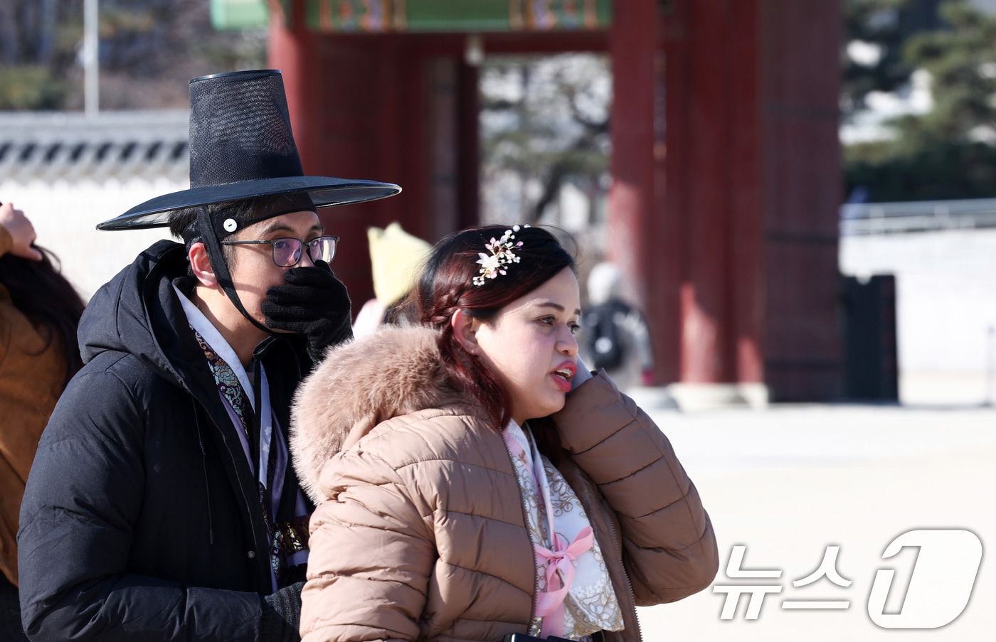 북서쪽에서 남하한 찬 공기 영향으로 사흘째 한파가 이어진 지난 8일 서울 종로구 경복궁에서 관람객들이 발걸음을 옮기고 있다. 2026.2.8 ⓒ 뉴스1 최지환 기자