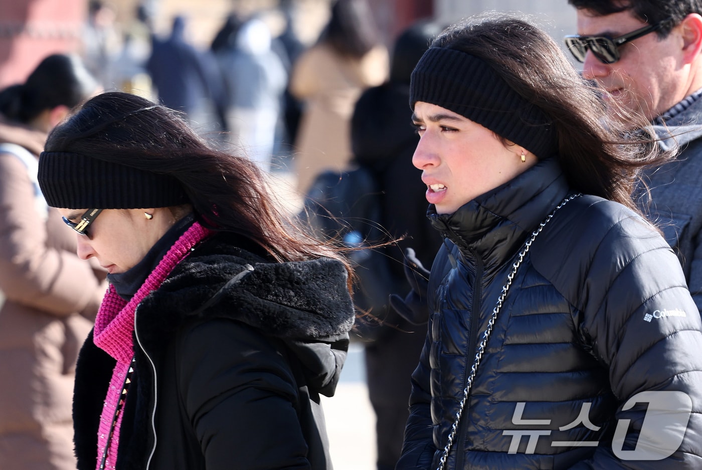 북서쪽에서 남하한 찬 공기 영향으로 사흘째 한파가 이어진 8일 서울 종로구 경복궁에서 관람객들이 발걸음을 옮기고 있다. 2026.2.8 ⓒ 뉴스1 최지환 기자