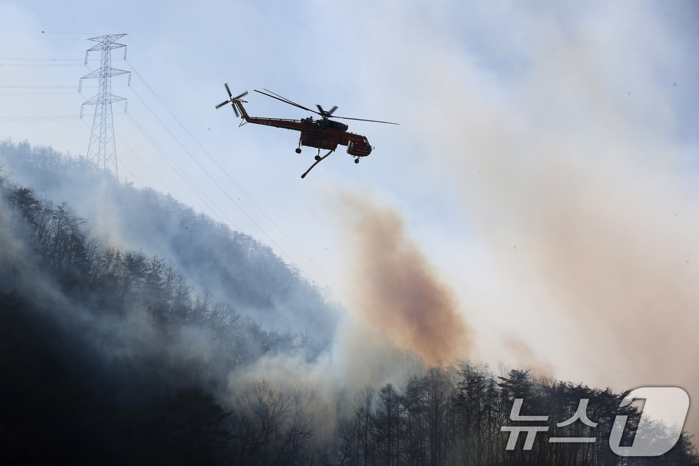 8일 오전 경북 경주시 문무대왕면 안동리 야산에서 산불 진화에 투입된 헬기가 진화작업을 벌이고 있다. 2026.2.8 ⓒ 뉴스1 공정식 기자