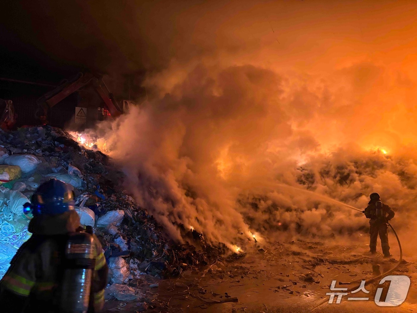 8일 오전 6시 1분쯤 강원 원주시 지정면 보통리의 한 폐기물 처리시설에서 불이 난 가운데, 소방 당국이 인력 40여 명과 장비 10여 대를 동원해 진화 작업에 나서고 있다. (강원도소방본부 제공. 재판매 및 DB금지) 2026.2.8/뉴스1