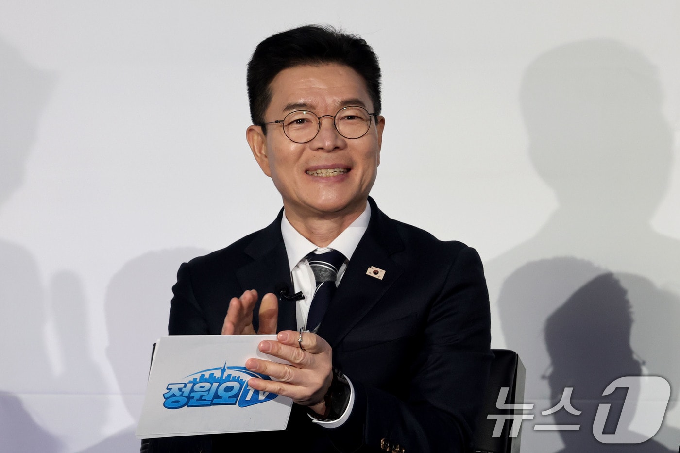 정원오 성동구청장이 서울 영등포구 문래동 복합문화공간 올댓마인드에서 열린 북콘서트에 손뼉치고 있다. 2026.2.8 ⓒ 뉴스1 이광호 기자