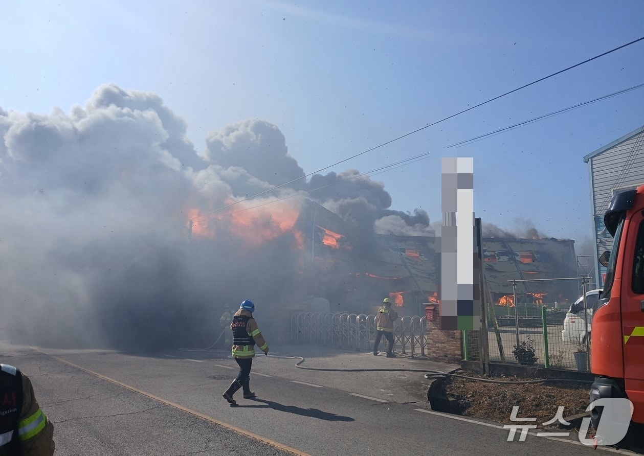 8일 오전 11시18분쯤 경북 칠곡군 왜관읍의 공장에서 불이 나 소방 당국이 진화하고 있다.(경북소방본부 제공. 재판매 및 DB 금지)2026.2.8/뉴스1