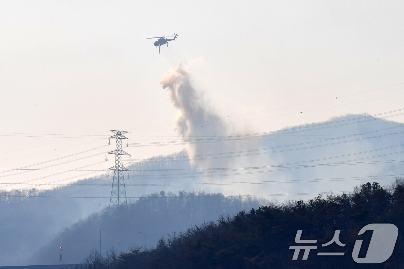 8일 오후 경북 경주시 문무대왕면 입천리에서 발생한 산불이 강풍을 타고 확산되고 있는 가운데 산림청 초대형 핼기(S-64)가 진화 작업을 벌이고 있다. 이날 오후 정부는 신속한 진화를 위해 국가소방동원령을 발령했다. 2026.2.8 ⓒ 뉴스1 최창호 기자