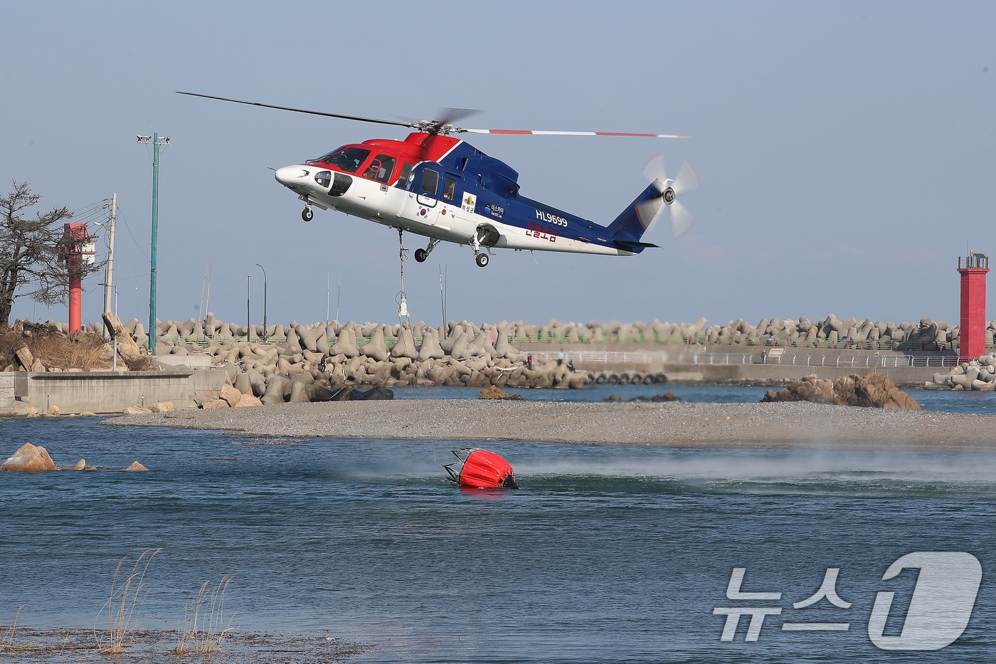 산불 현장에 투입된 헬기.(자료사진)/뉴스1 DB