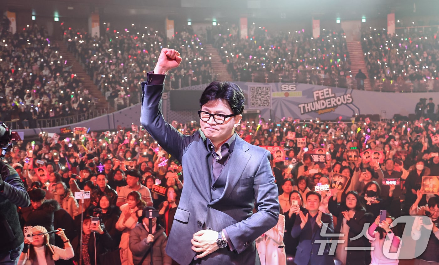 한동훈 전 국민의힘 대표가 8일 서울 송파구 잠실실내체육관에서 열린 자신의 토크콘서트에 참석하며 주먹을 쥐어보이고 있다. 2026.2.8 ⓒ 뉴스1 김도우 기자