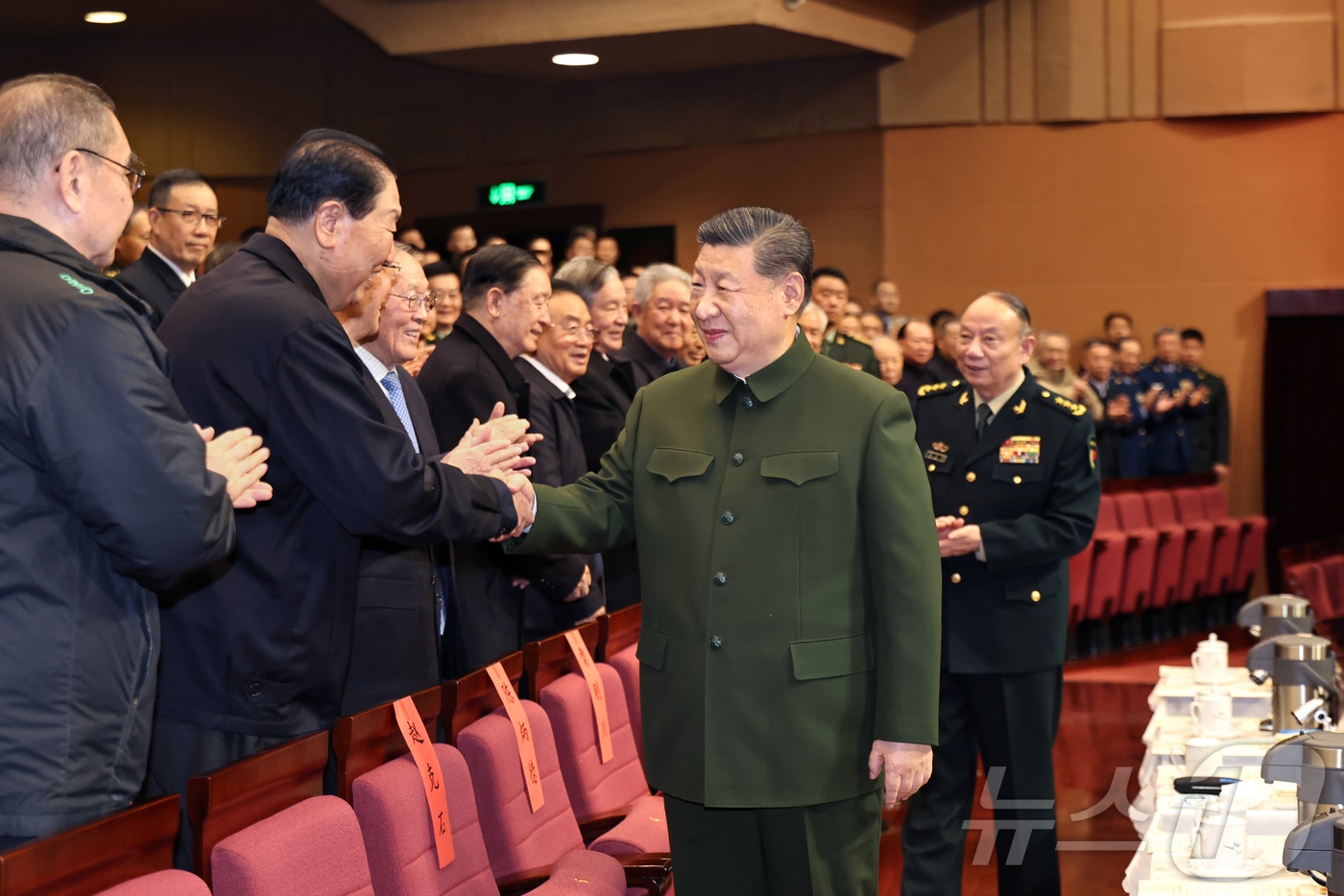 시진핑 중국 국가주석이 춘제(春節·음력 설)를 맞아 6일(현지시간) 베이징에서 중앙군사위원회가 주최한 퇴역 군 장병들을 위한 만찬에 참석했다. 시 주석 뒤에는 장성민 중앙군사위원회 부주석. 2026.2.6 ⓒ 신화=뉴스1
