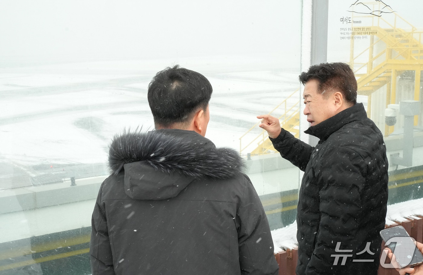오영훈 제주특별자치도지사가 8일 오전 눈보라가 몰아치고 있는 제주국제공항을 점검하고 있다.(제주특별자치도 제공, 재판매 및 DB 금지)