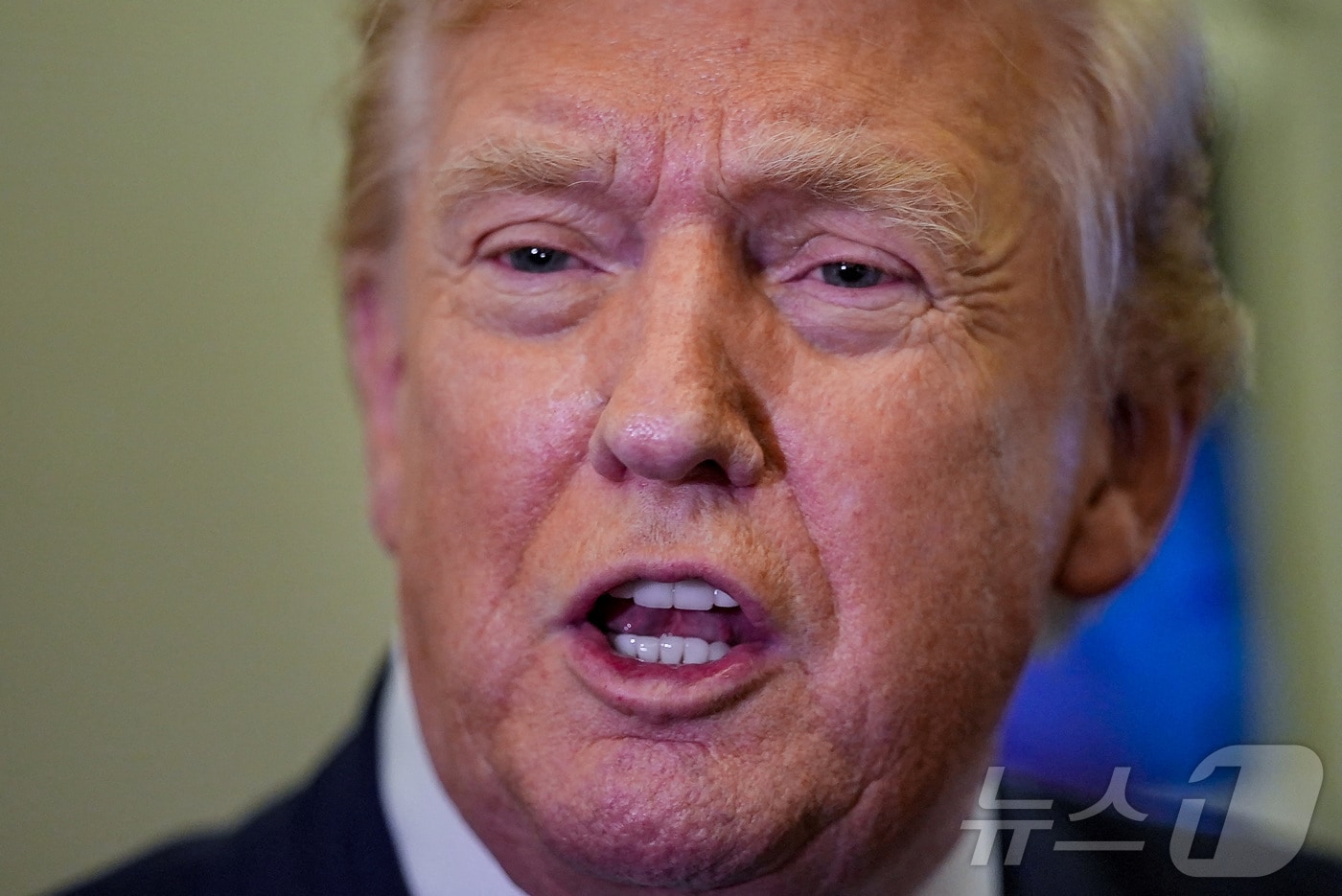 도널드 트럼프 미국 대통령은 6일(현지시간) 미국 플로리다주 팜비치로 향하는 대통령 전용기 에어포스원 안에서 취재진과 대화를 하고 있다. 2026.2.6 ⓒ 로이터=뉴스1