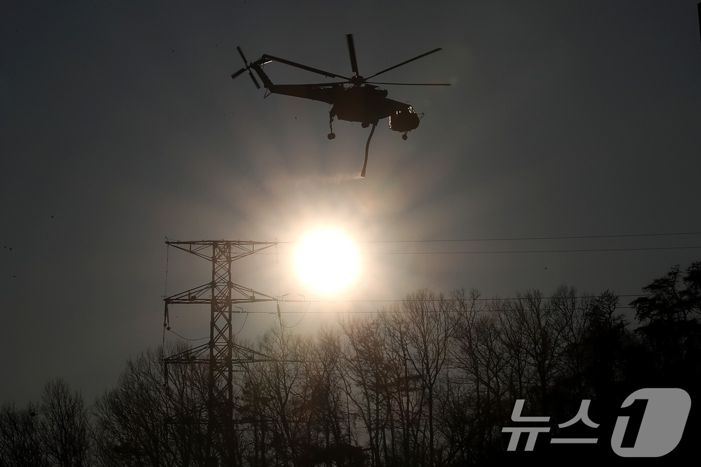 8일 오후 경북 경주시 문무대왕면 산불 현장에 투입된 헬기가 일몰 전 산불을 잡기 위해 부지런히 물을 채워 나르고 있다. 2026.2.8 ⓒ 뉴스1 공정식 기자