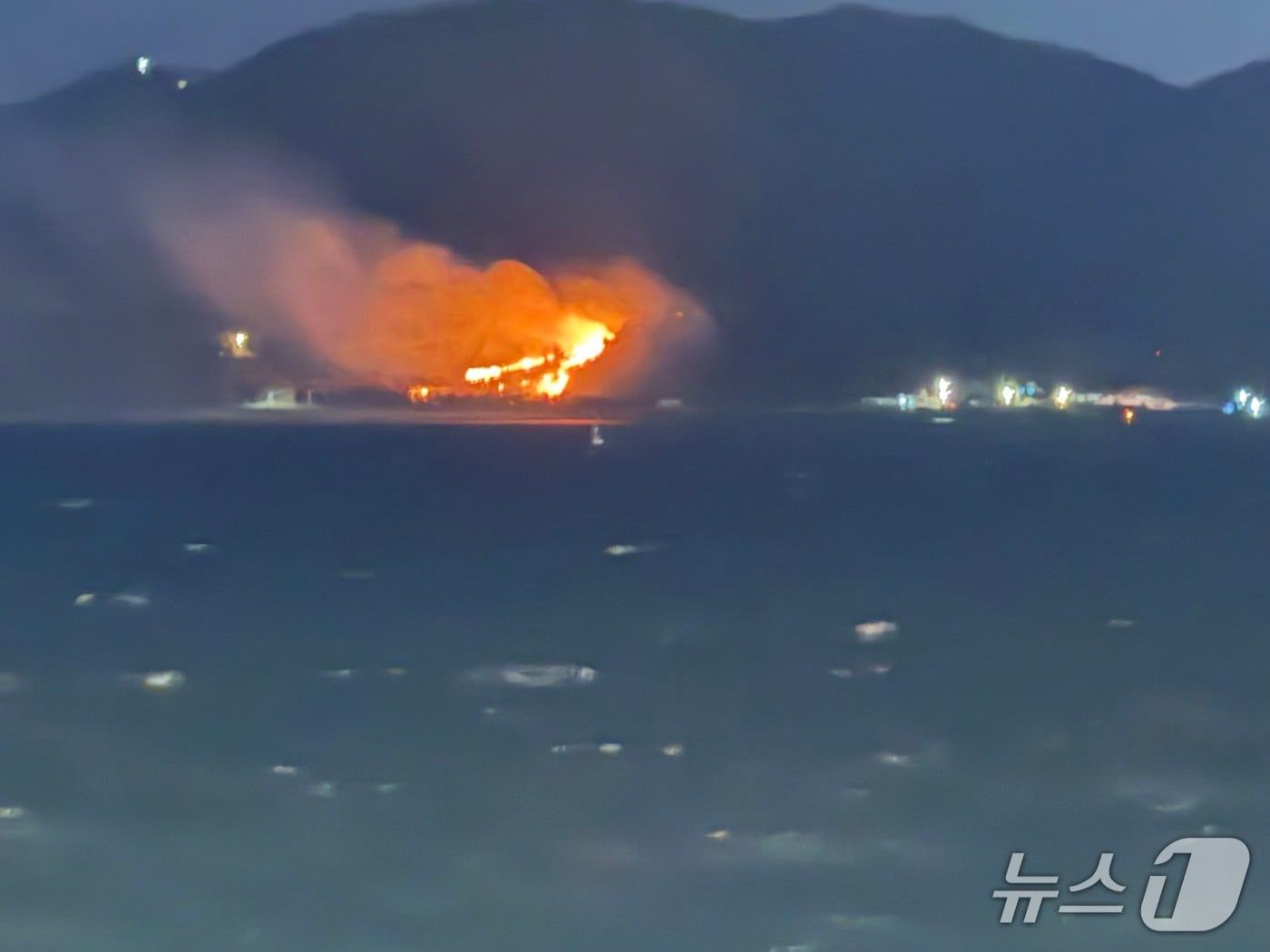 8일 오후 7시 27분쯤 전남 완도군 금일읍의 한 선박에서 불이 난 모습.(전남소방본부 제공. 재판매 및 DB 금지)