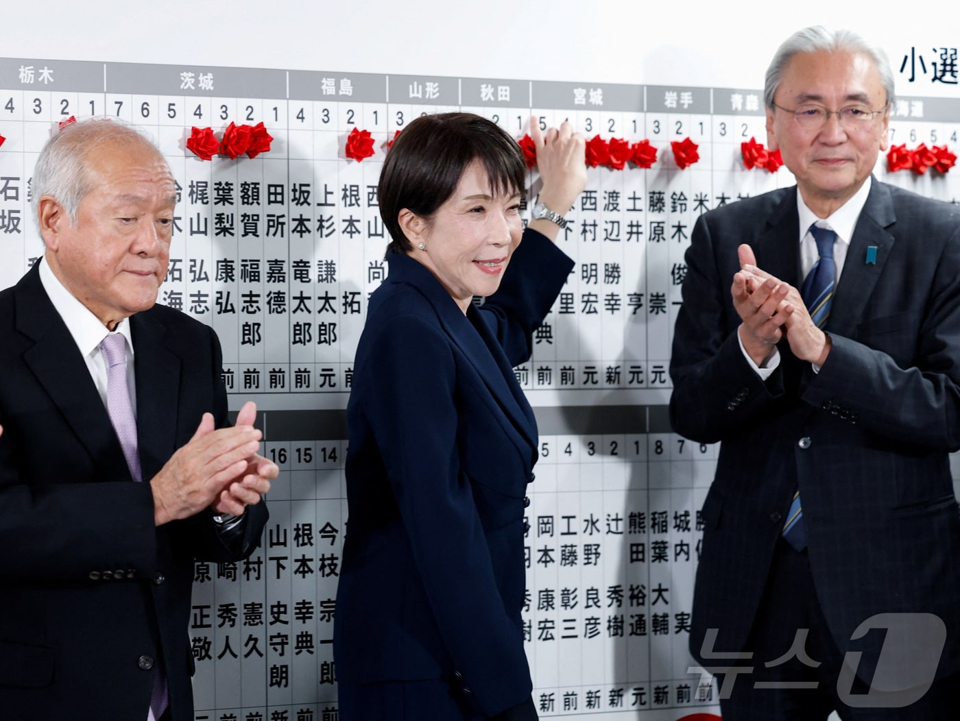 다카이치 사나에 일본 총리이자 자민당 총재가 8일 도쿄 자민당 본부에서 중의원 선거에서 선출된 후보의 이름에 빨간 장미를 달고 있다. 2026.2.8 ⓒ 로이터=뉴스1