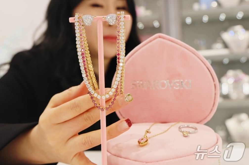 롯데백화점 대구점 지하 1층 스와로브스키 매장 직원이 밸런타인데이 관련 제품을 선보이고 있다.(롯데백화점 제공, 재판매 및 DB 금지)