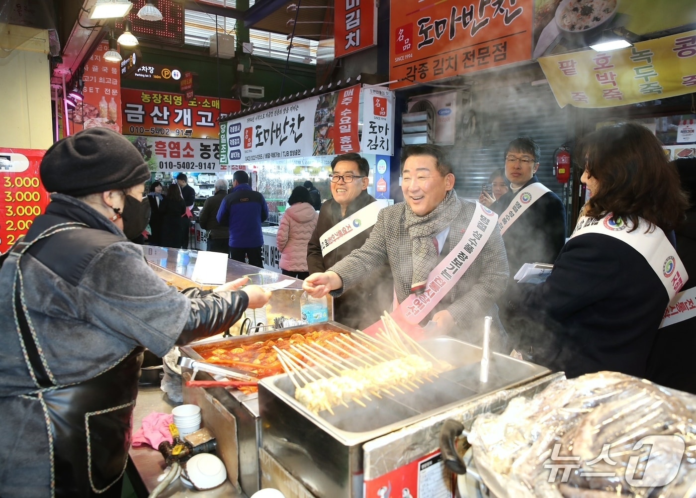 서철모 서구청장이 시장 상인에게 인사를 건네고 있다.(제공. 재판매 및 DB금지)/뉴스1