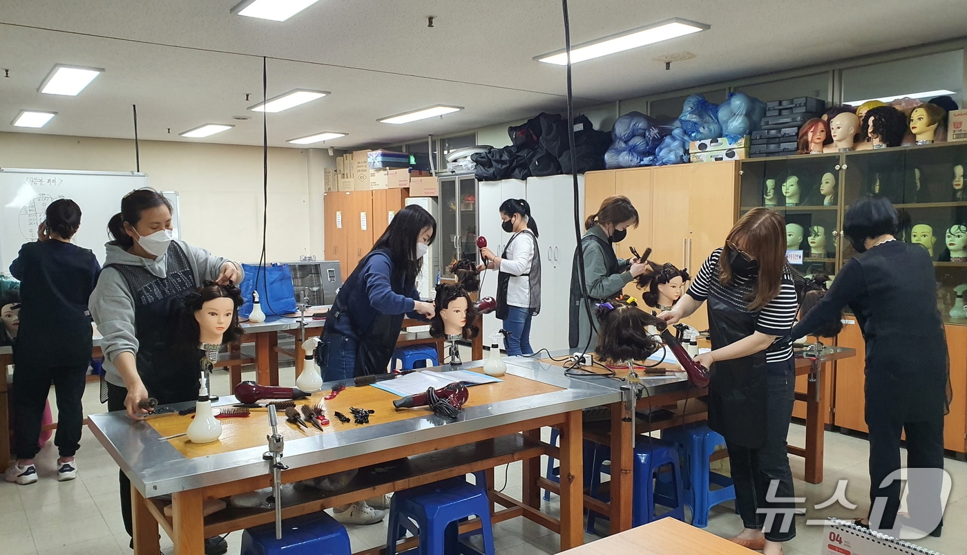 화천군 미용 국가자격증 교육과정.(화천군 제공, 재판매 및 DB금지)