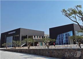 경북도 교육청은 9일 ‘학교공간혁신사업’을 통해 학교를 ‘배우는 공간’에서 ‘머무는 공간’, 나아가 ‘함께 만들어가는 공간’으로 전환하고 있다.사진은 의성 안계초등 전경.(경북교육청 제공. 재판매 및 DB금지) /뉴스1