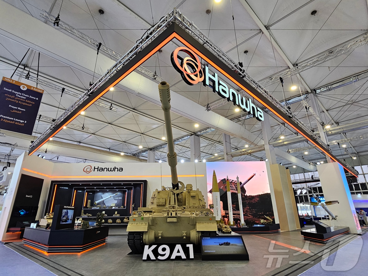  한화 방산 3사의 WDS 2026 통합 전시부스에서 AI 기술 기반 미래형 통합 무기체계를 선보이는 모습. (한화 제공. 재판매 및 DB 금지)