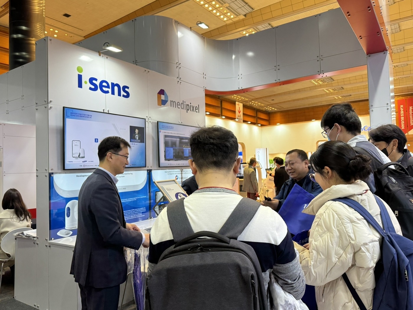 바늘 없이 편리하게 혈당 측정...계속 진화하는 아이센스[문대현의 메디... - 뉴스 썸네일 이미지