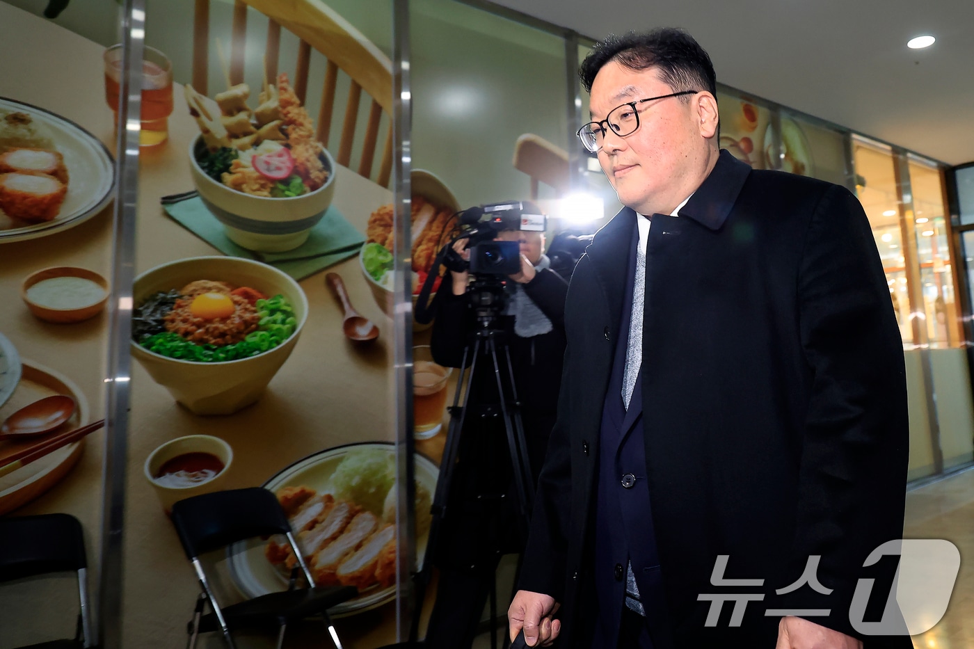 쿠팡 사건을 무혐의 처분하도록 외압을 행사한 인물로 지목된 엄희준 광주고등검찰청 검사가 지난 9일 오전 서울 서초구 관봉권·쿠팡 상설특검팀 사무실에서 2차 피의자 조사를 받기 위해 출석하고 있다. 2026.2.9 ⓒ 뉴스1 박정호 기자